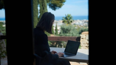 Nur schöne Aussichten? - Arbeiten im Ausland kann ganz unterschiedliche Konsequenzen für Arbeitnehmer wie Arbeitgeber haben, wenn man die Regeln und Bedingungen nicht kennt. (Foto: Annette Riedl/dpa/dpa-tmn)