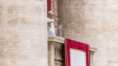Der neue Papst Leo XIV. nutzt sein Gebet für einen Friedensappell. (Foto: Oliver Weiken/dpa)