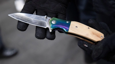 Auch Kinder und Jugendliche fallen durch Straftaten mit Messern auf. (Foto: Paul Zinken/dpa)