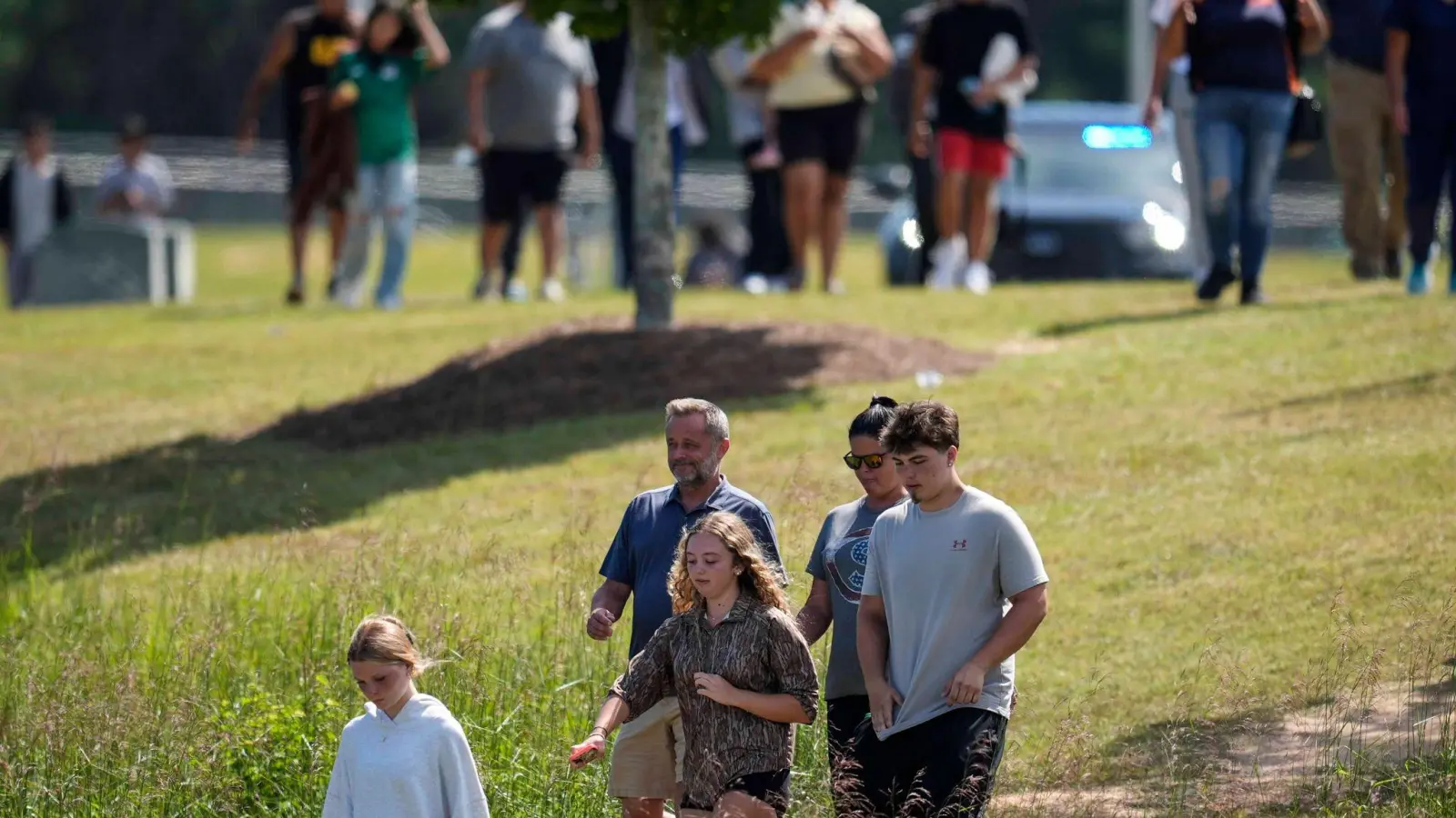 Eltern fürchten nach der Bluttat um das Leben ihrer Kinder. (Foto: Mike Stewart/AP)