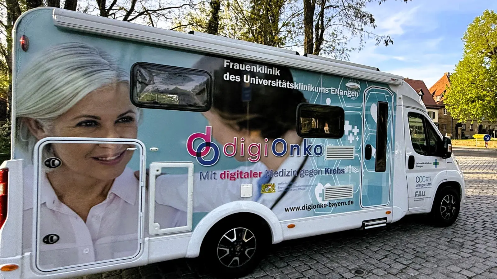 KW44 - Im Präventionsmobil der Frauenklinik des Universitätsklinikums Erlangen erhalten Interessierte am 2. November in Feuchtwangen zahlreiche Informationen zu Krebsprävention und Früherkennung. Foto: Lena Wurmthaler<br><br>  (Foto: Lena Wurmthaler)