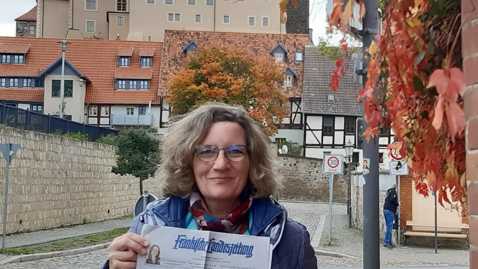 Mit der FLZ unterwegs: Urlaubsgrüße aus der Welterbestadt Quedlinburg sendete Sigrun Volland aus Ansbach. Die Stadt hat über 2000 Fachwerkhäuser. Das Foto zeigt sie an der romanischen Stiftskirche am Schlossberg. (Foto: Klaus Pechler)