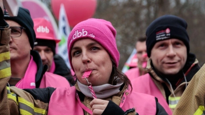 Proteste zum Verhandlungsauftakt. (Foto: Carsten Koall/dpa)