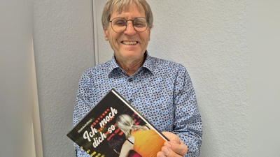 Ulrich Rach mit seinem Buch über die Liebe: Der Verkaufserlös dient einem guten Zweck.  (Foto: Ingrid Rach)