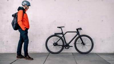 Dein neues Fahrrad, das unbekannte Wesen? Über wichtige Besonderheiten erfährt nur, wer in die Tiefen der Gebrauchsanleitung eintaucht. (Foto: Zacharie Scheurer/dpa-tmn)