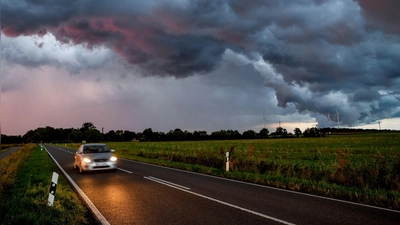 Sicher durchs Gewitter: Blitze können Autos und ihren Passagieren kaum etwas anhaben. (Foto: Patrick Pleul/dpa/dpa-tmn)