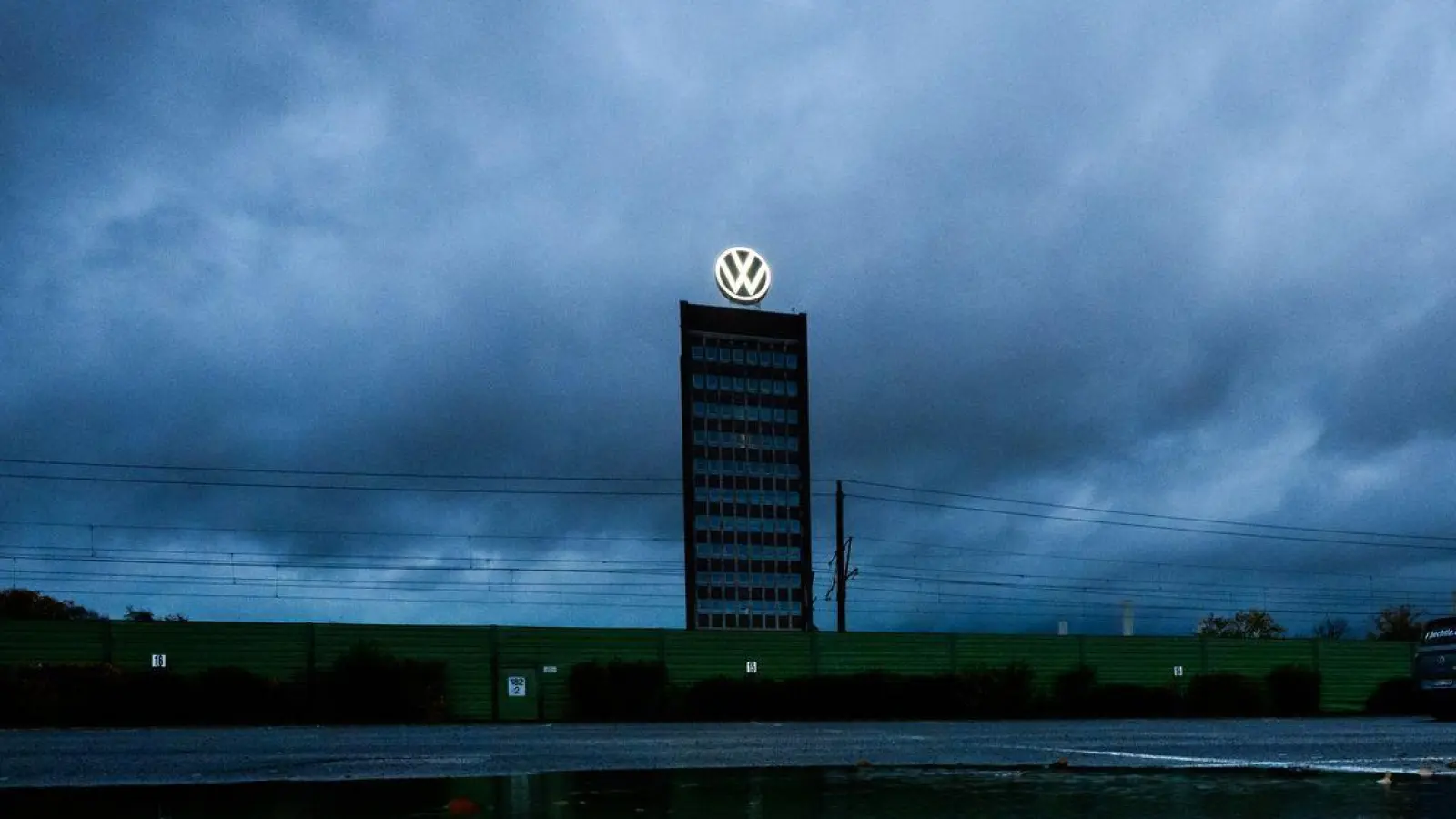 Bei VW in Wolfsburg geht das Ringen um Sparpläne weiter. (Archivbild) (Foto: Julian Stratenschulte/dpa)