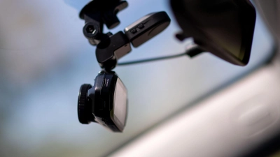 Big Brother? Nun nicht ganz, für Dashcams gibt es vieles zu beachten, ihr Einsatz und die Verwertung der Aufnahmen ist rechtlich kompliziert.  (Foto: Marius Becker/dpa/dpa-tmn)