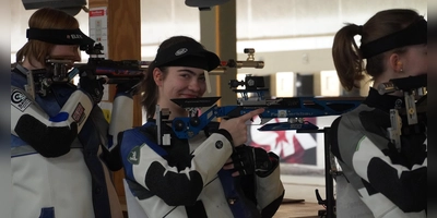 Gut gelaunt in Pforzheim: Alyssa Ott (Mitte) steuerte die meisten Ringe beim Aufstiegswettkampf für Ickelheim bei. (Foto: Markus Retta)