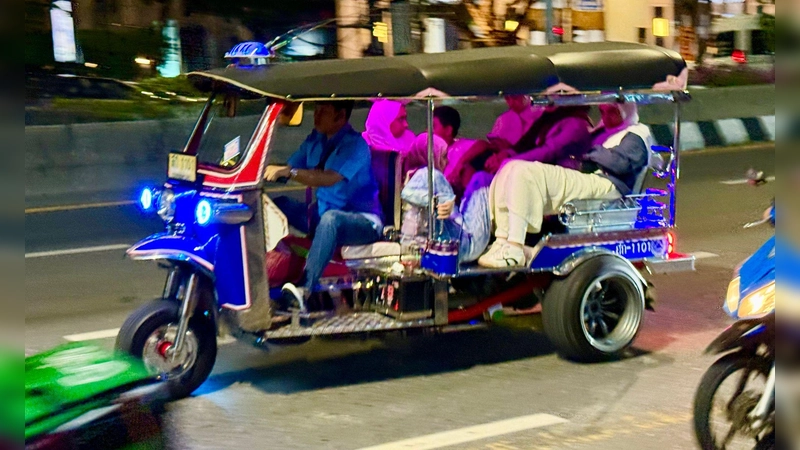Für Touristen aus aller Welt gehört eine Fahrt mit einem knatternden Tuk-Tuk zum Bangkok-Besuch einfach dazu. (Foto: Carola Frentzen/dpa)