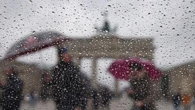 Regenwetter und Sturm am Brandenburger Tor in Berlin. (Foto: Wolfgang Kumm/dpa)