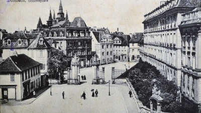 Am Schloss sind Sanierungsarbeiten notwendig, weil sich ein Pfeiler gesenkt hat. Eine Gefahr für schwerwiegende Schäden an dem Prunkbau, der hier rechts auf der historischen Postkarte zu sehen ist, besteht jedoch nicht. Die Residenz-Führungen während der „Fränkischen Woche“ finden statt. (Foto: Jim Albright/Sammlung Breitschwert)