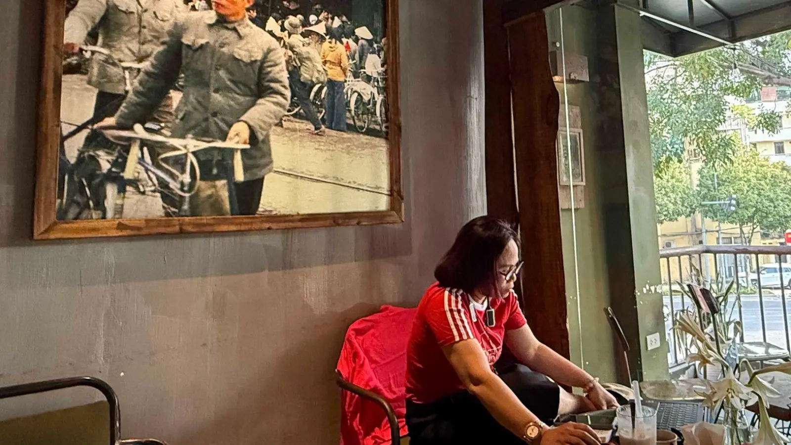 Die Vietnamesen lieben ihr Cong Caphe - aber auch viele Touristen kommen. (Foto: Carola Frentzen/dpa)