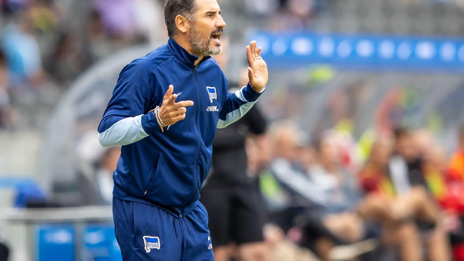 Hertha-Trainer Cristian Fiél muss sechs Spieler in Nürnberg ersetzen. (Foto: Andreas Gora/dpa)