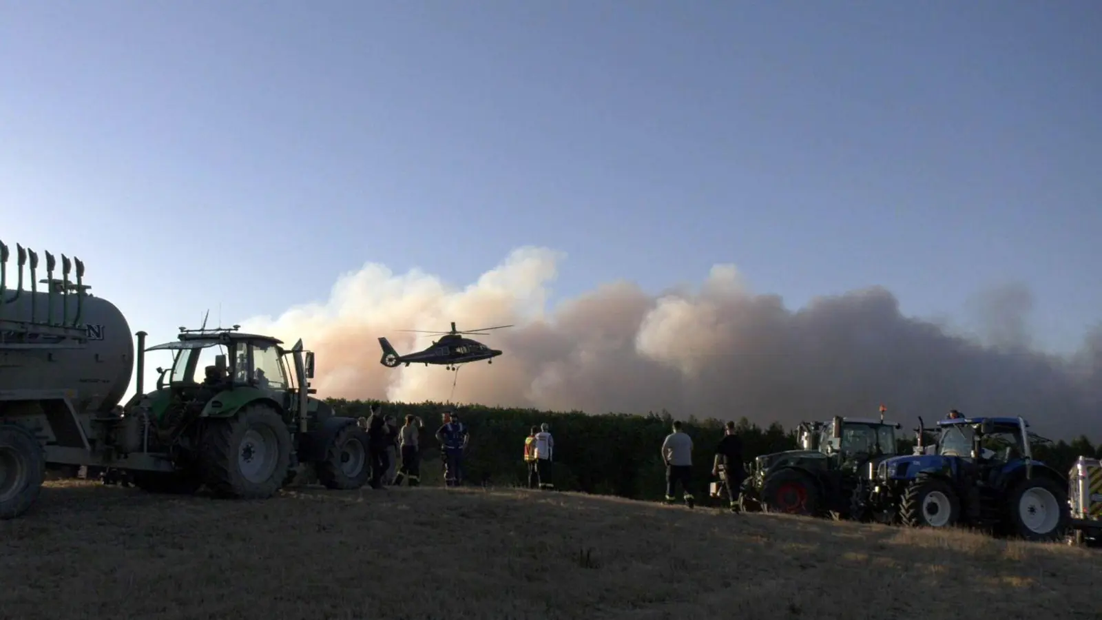 Der Brand hat bereits rund 25 Hektar Wald in Beschlag genommen. Nun bedroht er einen Ortsteil von Hürtgenwald. (Foto: Nord-West-Media TV/dpa)