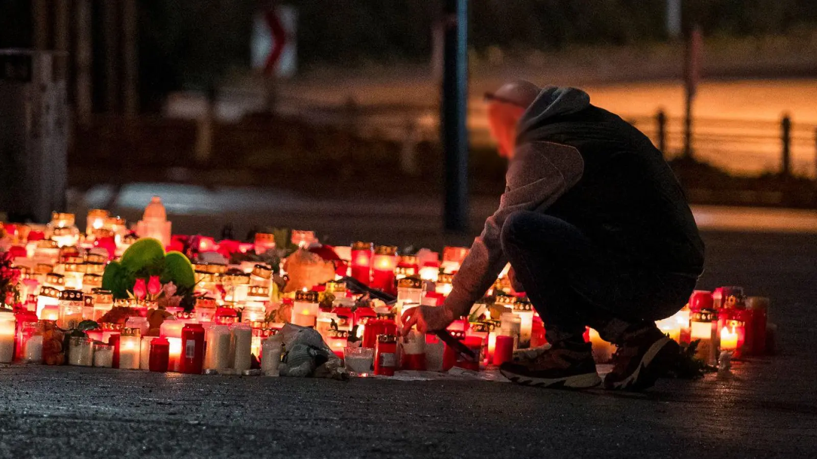 Gedenken an die Opfer in Aschaffenburg. (Foto: Daniel Vogl/dpa)