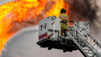 Ein Feuerwehrmann löscht den Brand an einer Pipeline für Flüssiggas in  Texas. (Foto: Brett Coomer/Houston Chronicle via AP/dpa)