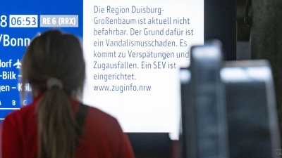 Ein Brand in einem Kabelkanal hat eine wichtige Bahnstrecke zwischen Düsseldorf und Duisburg lahmgelegt. Pendler müssen mehr Zeit für den Weg zur Arbeit einplanen. (Foto: Benjamin Westhoff/dpa)