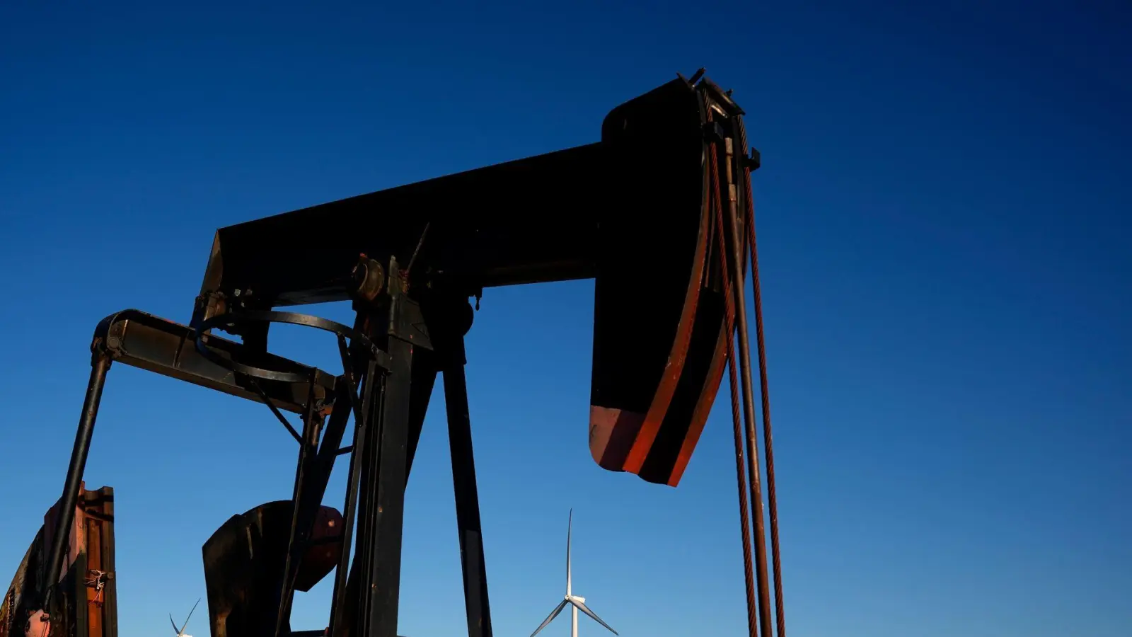 Die USA sind der größte Öl- und Gasproduzent weltweit - und befeuern auch damit die Erderwärmung. (Foto: Charlie Riedel/AP/dpa)