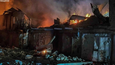 Nach dem russischen Angriff gab es mehrere Brände.  (Foto: Uncredited/Ukrainian Emergency Service/AP/dpa)