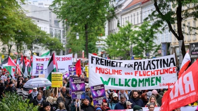 Aus Kreisen der Einsatzkräfte war von etwa 2.600 Teilnehmern die Rede. (Foto: Max Slovencik/APA/dpa)