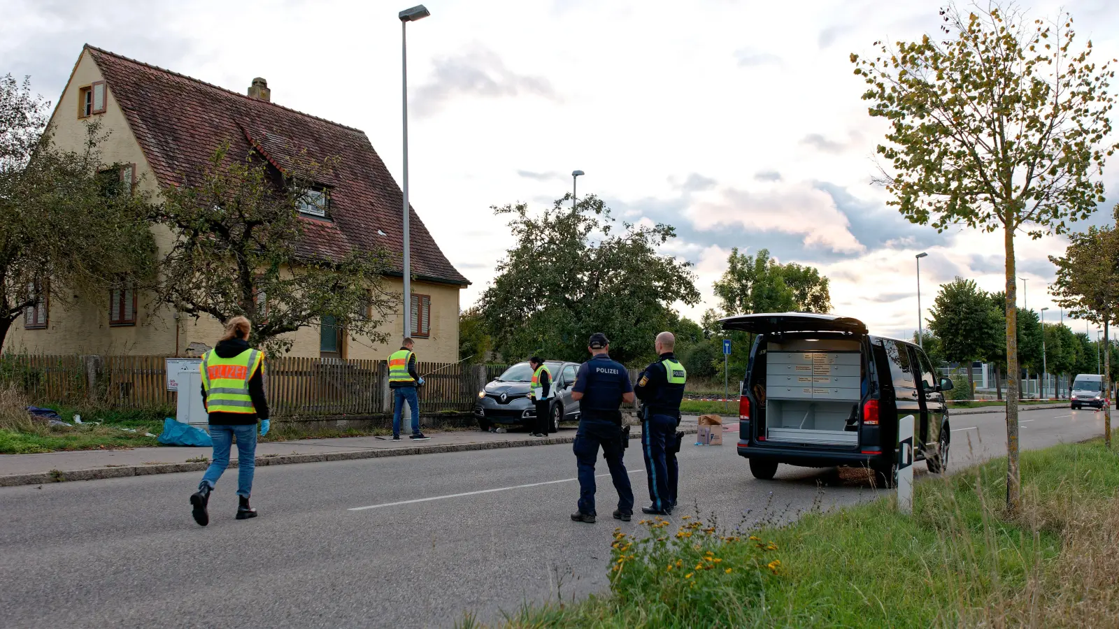 Für die Polizei wurde danach die Sicherung der Spuren in dem abgesperrten Bereich wichtig. (Foto: Tizian Gerbing)