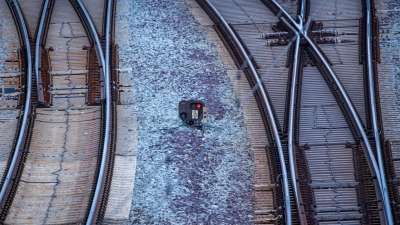 Für rund eine Stunde war die Strecke Eichstätt-Ingolstadt für Züge gesperrt. (Symbolbild) (Foto: Jens Büttner/dpa)