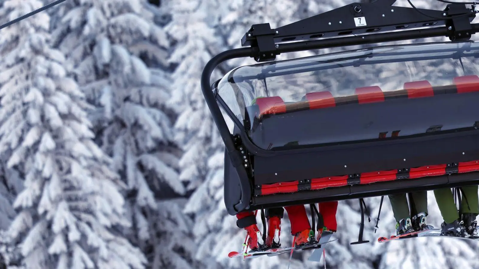 In den Alpen werden mehrere Zentimeter Neuschnee erwartet. (Foto: Karl-Josef Hildenbrand/dpa)