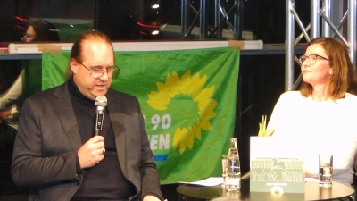 Im Gespräch mit Bezirksrätin Lisa Renz-Hübner stellte OB-Kandidat Oliver Rühl seine Ideen für Ansbach vor. (Foto: Winfried Vennemann)