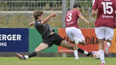 SpVgg-Neuzugang Johannis Zimmermann (links) wurde in der Schlussphase gegen den VfR Aalen (Ünal Akinci mit der Nummer 3) eingewechselt, konnte den Ausgleich aber auch nicht verhindern. (Foto: Martin Rügner)