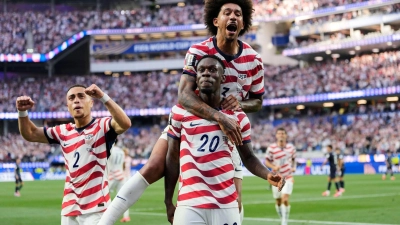Balogun (vorne) traf schon in der ersten Halbzeit doppelt für die USA. (Foto: Andre Penner/AP/dpa)