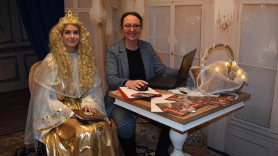 Das Christkind der Neustädter Werbegemeinschaft, Lilly Bertlein, und Elisabeth Seeg-Probst beim Beantworten der Weihnachtspost.  (Foto: Ute Niephaus)