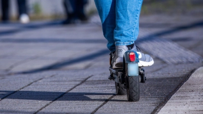 Laut einer Untersuchung verursachen Roller in Privatbesitz weniger häufig Unfälle als Leihroller. (Archivbild) (Foto: Jens Büttner/dpa)