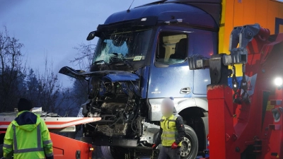 Drei Tote und mindestens elf Verletzte - das ist die vorläufige Bilanz einer Unfallserie auf der A44 im Kreis Paderborn. (Foto: Christian Müller/dpa)