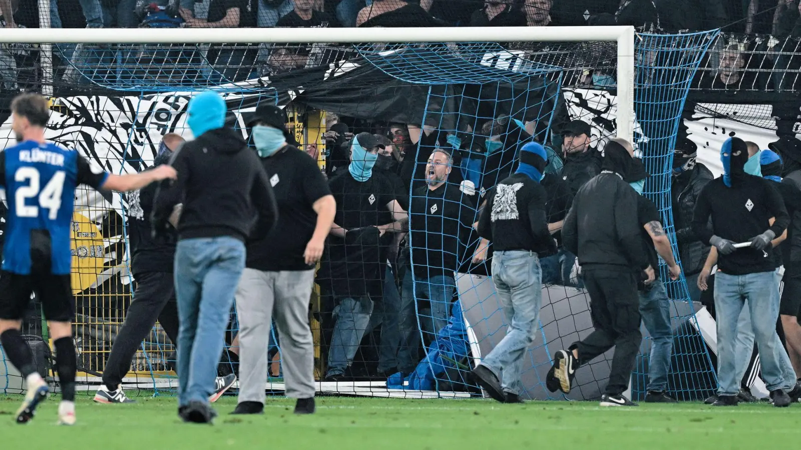 Waldhof-Fans stürmen auf das Feld. (Foto: Uwe Anspach/dpa)