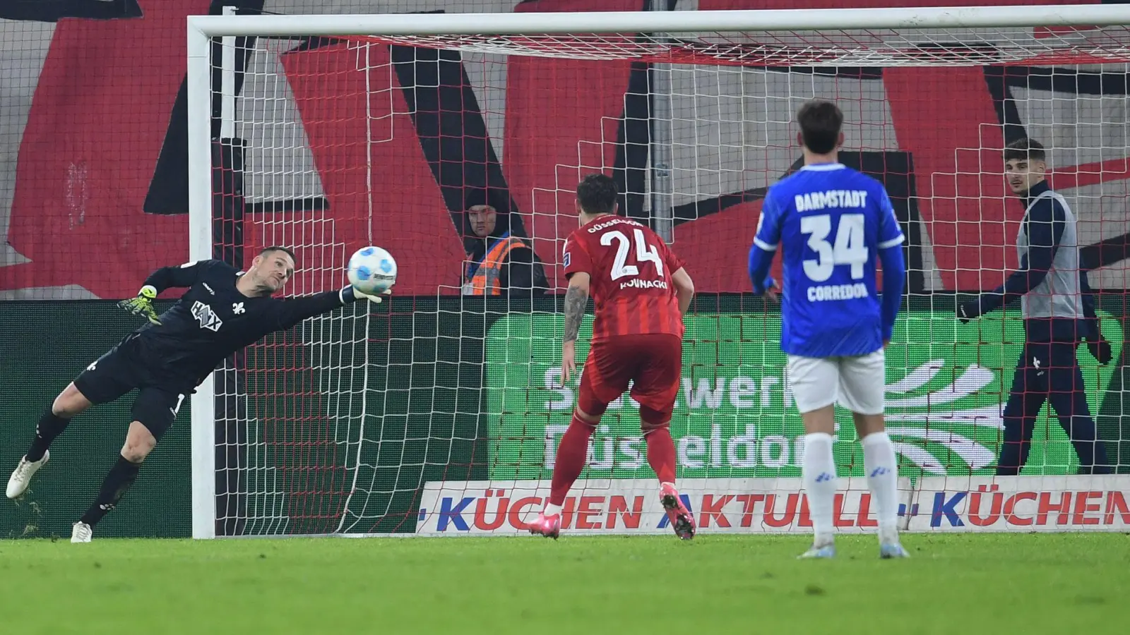 Führungstreffer für Düsseldorf. (Foto: Revierfoto/dpa)