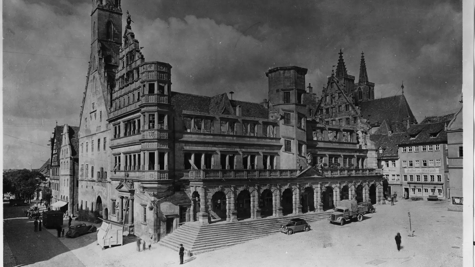 So sah das Rathaus im Jahr 1945 nach der Bombardierung aus. (Foto: Alfons Ohmayer)