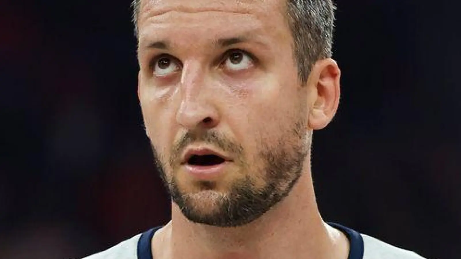 Paul Zipser: „Alleine mit der rechten Hand ins Handy zu tippen, war ultra schwierig.“ (Archivbild) (Foto: Christian Charisius/dpa)