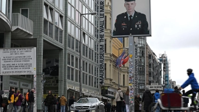 Bei Grabungen am Checkpoint Charlie wurden unter anderem Reste der alten Grenzanlage gefunden. (Archivbild) (Foto: Michael Brandt/dpa)