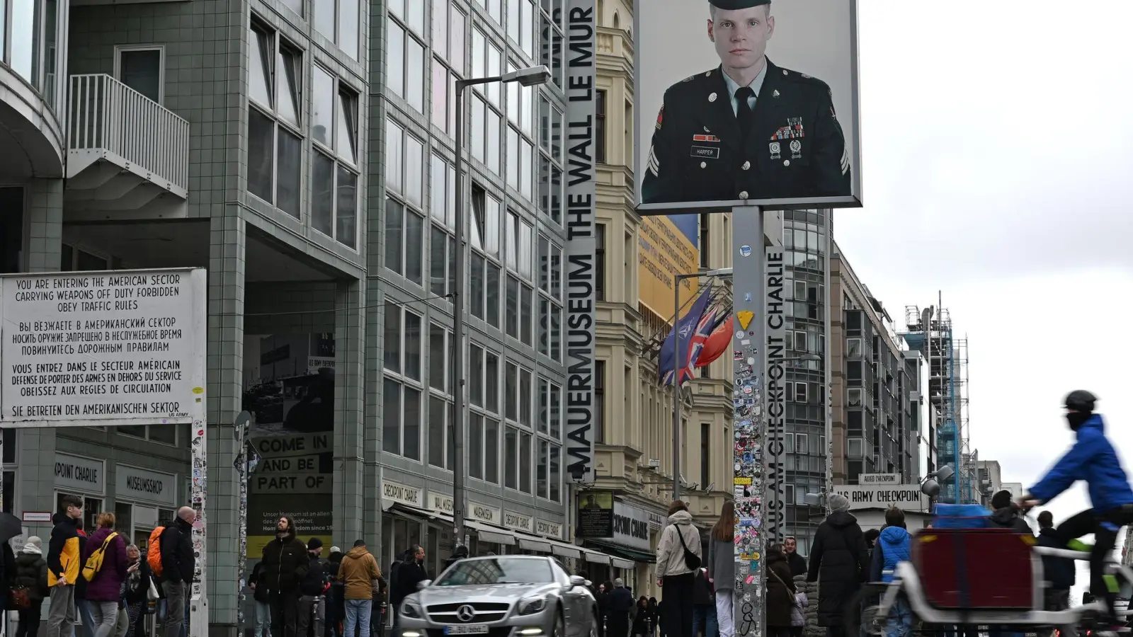 Bei Grabungen am Checkpoint Charlie wurden unter anderem Reste der alten Grenzanlage gefunden. (Archivbild) (Foto: Michael Brandt/dpa)