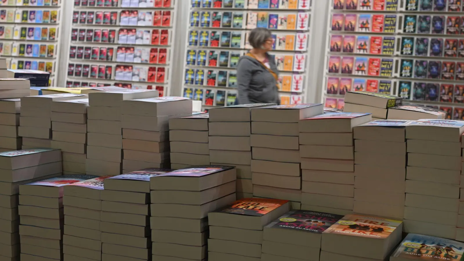 Bücher, so weit das Auge reicht: dtv-Messestand bei der Frankfurter Buchmesse 2025. (Archivbild) (Foto: Arne Dedert/dpa)