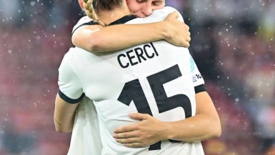 Deutschlands Klara Bühl und Selina Cerci umarmen sich nach dem Spiel gegen Spanien bei der EM in der Schweiz. (Foto: Sebastian Christoph Gollnow/dpa)