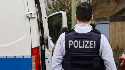 Nach der Tat sicherten Einsatzkräfte Spuren. (Foto: Alex Talash/dpa)