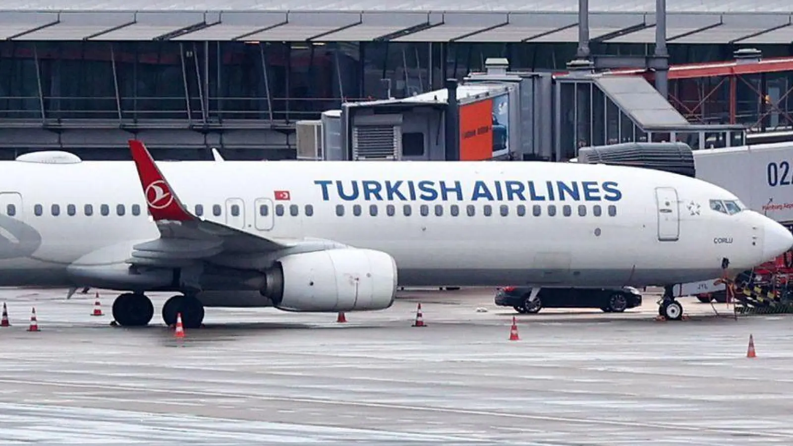 Gut vier Monate sind seit der Geiselnahme auf dem Hamburger Flughafen vergangen. Jetzt wurde Anklage erhoben. (Foto: Bodo Marks/dpa)