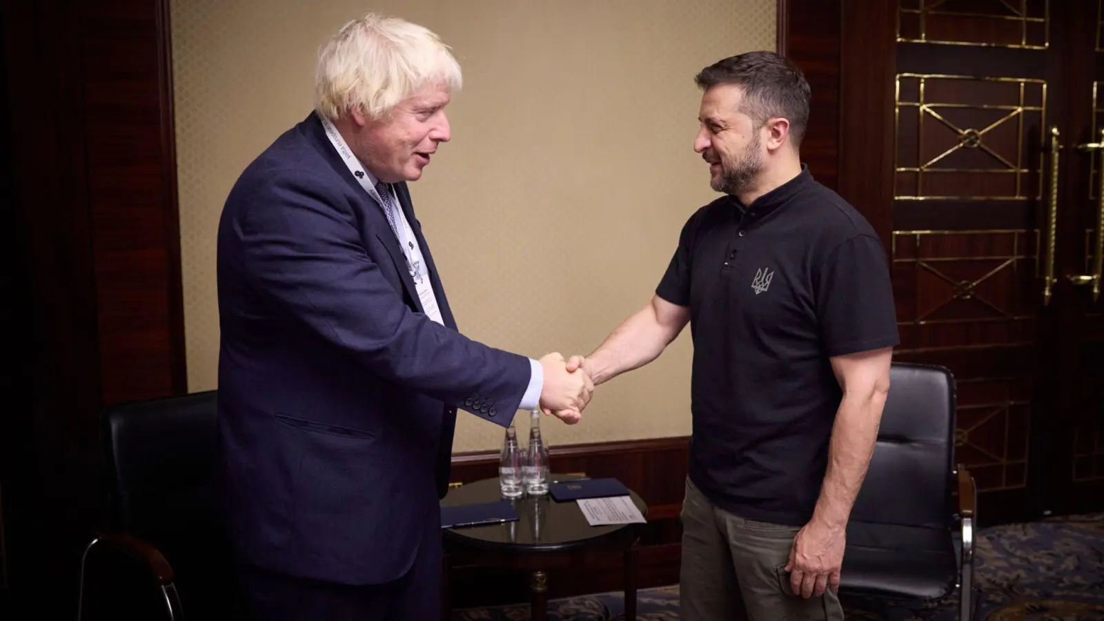 Alte Freunde: Selenskyj hat den britischen Ex-Premier Boris Johnson empfangen (aktuelles Foto). (Foto: Uncredited/Ukrainian Presidential Press Office/AP)