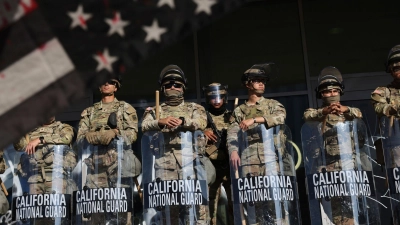 Soldaten der Nationalgarde beschützen in Los Angeles Einrichtungen des Bundes - und schon bald ihre Zahl verdoppelt werden. (Foto: Gabrielle Lurie/San Francisco Chronicle/AP/dpa)
