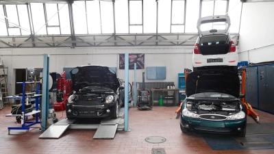 Die Gebäude der Berufsschule an der Beckenweiherallee – hier die Kfz-Werkstatt – sind seit vielen Jahren marode. (Archivbild: Jim Albright)