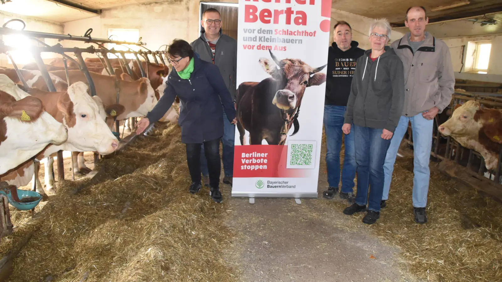 Für rund 10.000 bäuerliche Betriebe in Bayern würden die Pläne für ein Anbindeverbot das Aus bedeuten, weil geforderte Umbauten und die Schaffung von Weidemöglichkeiten nicht möglich sind, stellten Renate Ixmeier, Jürgen Schwab, Jürgen Dierauff, sowie Birgit und Richard Ebert (von links) fest. (Foto: Fritz Arnold)