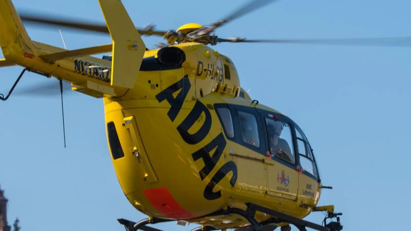 Unfälle jeder Art - ob im Verkehr, bei der Arbeit, Freizeit oder im Sport - machen etwa 30 Prozent der Rettungseinsätze aus der Luft aus. (Foto: Andreas Arnold/dpa)