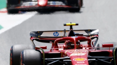 Zwischen den Ferrari-Piloten Carlos Sainz (v.) und Charles Leclerc gibt es Zoff. (Foto: Joan Monfort/AP/dpa)
